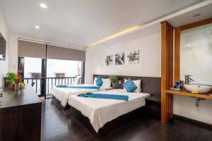 Habitación con 2 camas y balcón. en Ki No Pool Villa Hoi An, en Hoi An