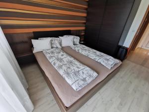 Posteľ alebo postele v izbe v ubytovaní Promenade Apartman + 19 fotografií