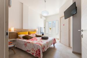 A television and/or entertainment centre at Tramontana Tre Archi B&B