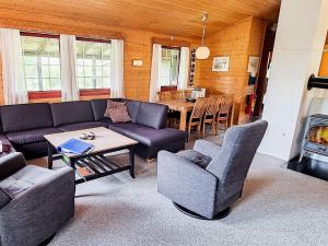 Hamkoll的住宿－6 person holiday home in SERAL，客厅配有沙发、椅子和桌子