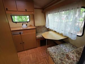Kuchyň nebo kuchyňský kout v ubytování DDR Kult Wohnwagen direkt am Strand