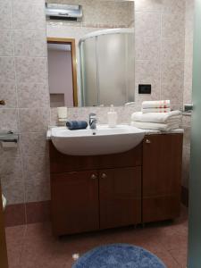 皮蘭的住宿－Apartmaji MAVITA Piran，一间带水槽和镜子的浴室