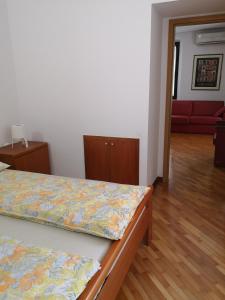 Un pat sau paturi într-o cameră la Apartmaji MAVITA Piran