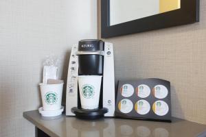 Příslušenství pro přípravu čaje a kávy v ubytování Pomeroy Inn and Suites Dawson Creek
