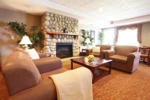 Posezení v ubytování Pomeroy Inn and Suites Dawson Creek