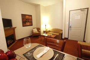 Posezení v ubytování Pomeroy Inn and Suites Dawson Creek