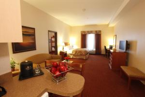 Posezení v ubytování Pomeroy Inn and Suites Dawson Creek