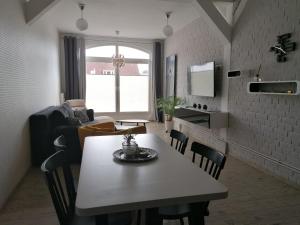 cocina y comedor con mesa y sillas en Central Loft Apartment, en Ueckermünde