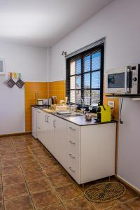 eine Küche mit Spüle und Kühlschrank in der Unterkunft CASANTILVIA heated pool paradise in Adeje
