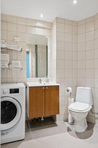 La salle de bains est pourvue d'un lave-linge et de toilettes. dans l'établissement Leilighet i Fageråsen i nærheten av Høyfjellssenteret med sengeplass for 4-7 personer, à Trysil