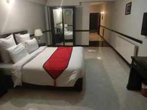 Shangrila Hotels & Resorts Changla Gali tesisinde bir odada yatak veya yataklar