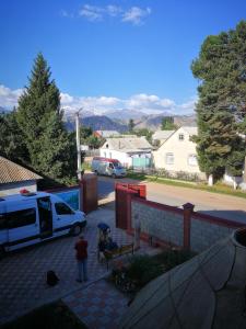 - une vue sur une maison avec une camionnette garée dans une allée dans l'établissement Guest House Ulukbek, à Bokonbayevo