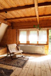 sala de estar con banco y radiador en Kosarzówka en Bielsko-Biala
