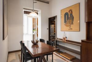 una sala da pranzo con tavolo e sedie in legno di Flats4rent Residenza ai Tigli a Verona