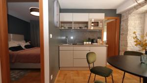 Kuchyň nebo kuchyňský kout v ubytování Etal Luxury Apartment