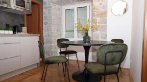 Kuchyň nebo kuchyňský kout v ubytování Etal Luxury Apartment
