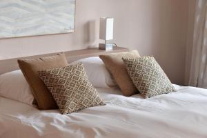 Ένα ή περισσότερα κρεβάτια σε δωμάτιο στο Le Balcon de Colmar