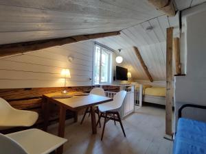 a room with a table and chairs and a bedroom at Villa Reuter in Stormälö