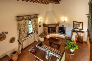 an overhead view of a living room with a fireplace at Il Torrino Country Resort in Montaione