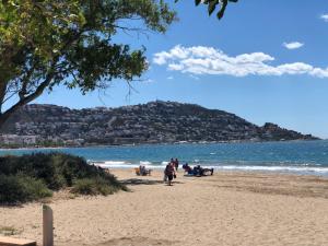Fotografia z galérie ubytovania PLAYA DE ROSES - Apartamento en la playa de Roses y cerca del centro v destinácii Roses
