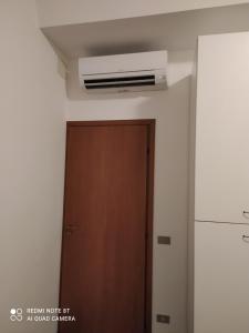 Cette chambre dispose d'un ventilateur de plafond et d'une porte. dans l'établissement CASA VACANZE LUNA, à Seriate