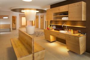 eine Küche mit Holzschränken und einem Waschbecken in der Unterkunft "Haus 18" - Annehmlichkeiten von 4-Sterne Familien-und Wellnesshotel Viktoria können mitgenutzt werden in Oberstdorf