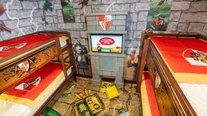 Postel nebo postele na pokoji v ubytování LEGOLAND Hotel Dubai
