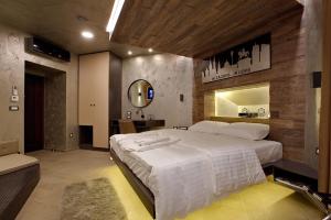 Voodi või voodid majutusasutuse Bedroom more than a bed toas