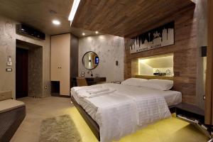 Posteľ alebo postele v izbe v ubytovaní Bedroom more than a bed