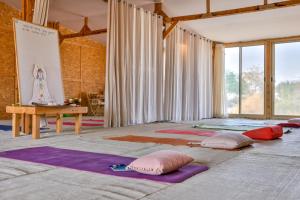 una camera con tappetini per lo yoga sul pavimento di Desert Days mud cabin's Resort a Zuqim Altre 37 foto