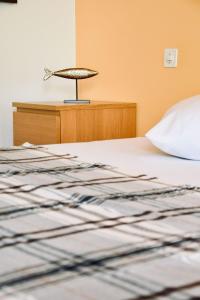 un letto con una ciotola sopra di Motel-Restaurant 13 Etoiles a Sierre