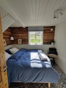 a bedroom with a large bed and a window at Villa Reuter in Stormälö