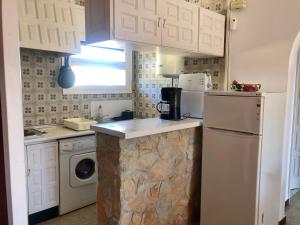 Kuchyňa alebo kuchynka v ubytovaní PORT SOTAVENT 2C - Apartamento en la Marina de Empuriabrava - piscina comunitaria, - parking - vistas al canal - cerca centro y playa