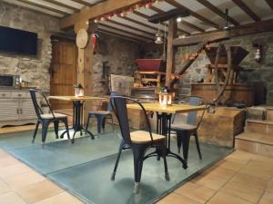 a dining room with a table and chairs at Molino del Corregidor in San Román de Cameros