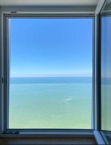una ventana con vistas al océano en Villa le Courlis Panoramic see view, en Ault