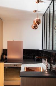 cocina con fregadero y fogones en Villa le Courlis Panoramic see view, en Ault