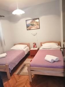 Ліжко або ліжка в номері Apartmani Zmiric Primosten