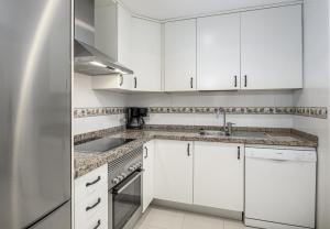 Dapur atau dapur kecil di 2311-modern apt with sea and pool views