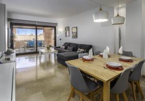 Area tempat duduk di 2311-modern apt with sea and pool views