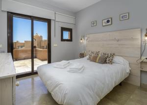 Tempat tidur dalam kamar di 2311-modern apt with sea and pool views