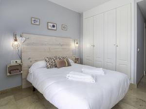 Tempat tidur dalam kamar di 2311-modern apt with sea and pool views