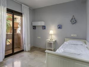 Tempat tidur dalam kamar di 2311-modern apt with sea and pool views