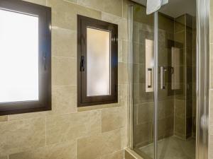 Kamar mandi di 2311-modern apt with sea and pool views