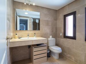 Kamar mandi di 2311-modern apt with sea and pool views
