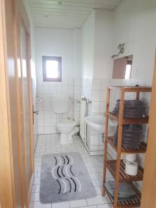 ein Bad mit einem WC und einem Waschbecken in der Unterkunft Helene in Loxstedt