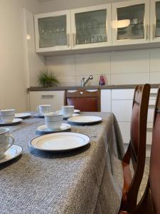 einen Tisch mit Tellern und Schüsseln in der Küche in der Unterkunft Helene in Loxstedt