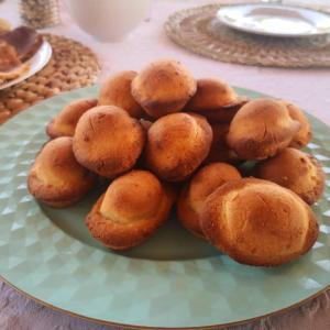 Ein Teller mit Donuts steht auf einem Tisch. in der Unterkunft Li Brilli in Felline
