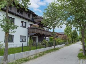 biały dom z płotem i drzewami w obiekcie Refugium am Wilden Kaiser w mieście Oberaudorf
