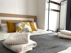 1 dormitorio con 1 cama con toallas en Barcelona COZY Apartment, en Hospitalet de Llobregat