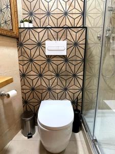 a bathroom with a toilet and a shower at Barcelona COZY Apartment in Hospitalet de Llobregat +18 photos